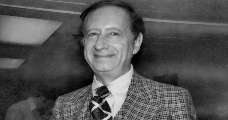 Ölümündən bir ay əvvəl öz nekroloqunu çap etdirən yazıçı Robert Blox