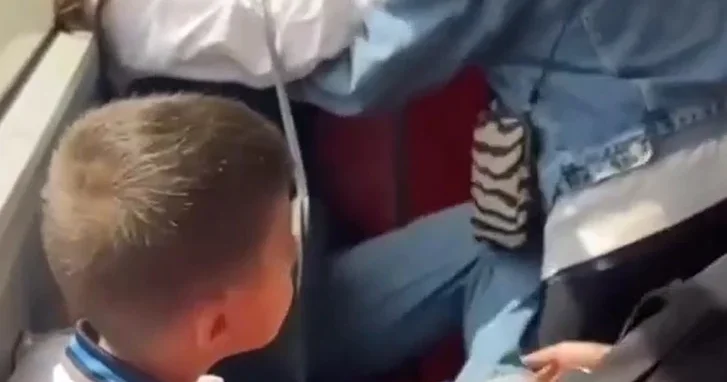 Видео драки двух девушек в бакинском автобусе всколыхнуло социальные сети