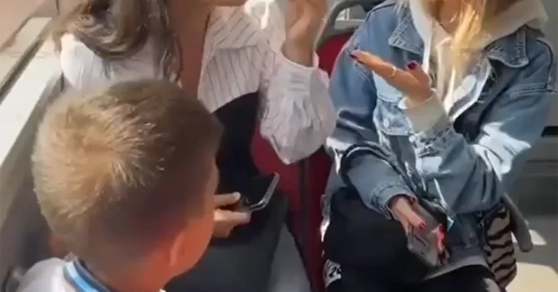 Avtobusda qızlar arasında əlbəyaxa dava Video