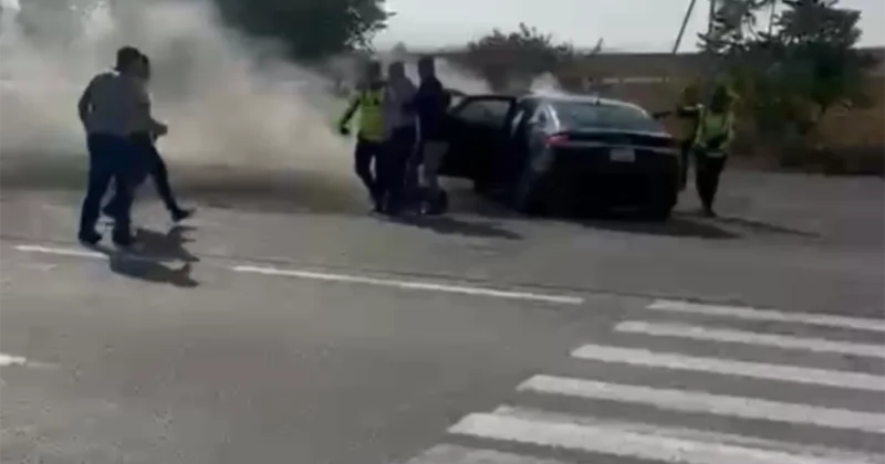Yanan maşındakı ata oğulu son anda xilas etdilər Video