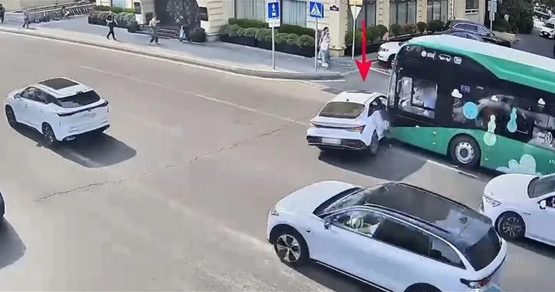 Десятки пассажиров в стрессе: к чему приводят опасные маневры водителей на дорогах ВИДЕО