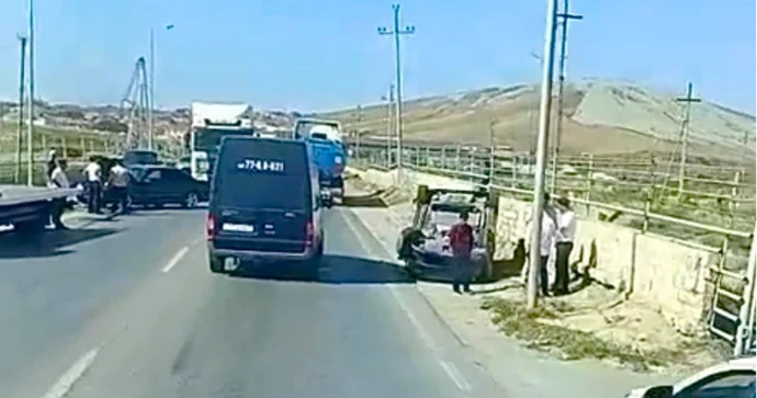 Binəqədidə qəza: “Mercedes”lə toqquşan “Changan” aşdı VİDEO