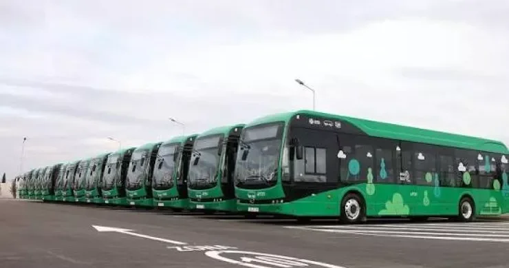 Sürücü qızları mindirdi, kişini avtobusa buraxmadı Rəsmi CAVAB