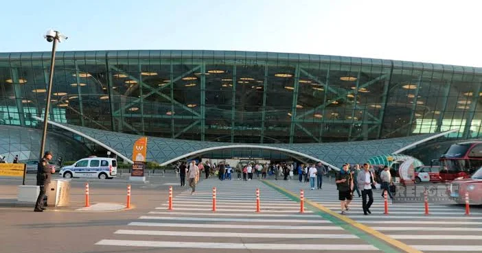 Bakı aeroportunda pul tapdı, dilənçilərə 3 min manat payladı