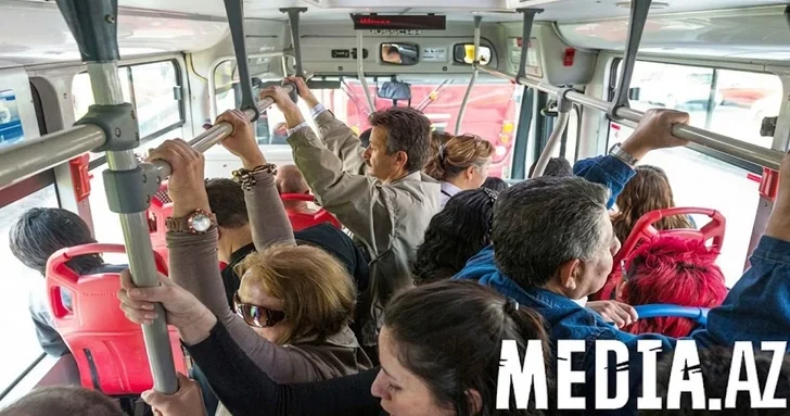 Студенты не успевают на занятия: в Баку предложили решение транспортной проблемы
