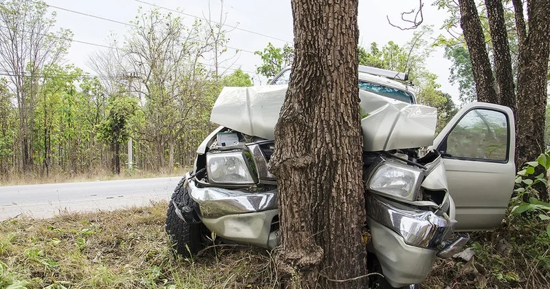 Sumqayıtda ağır qəza: Chevrolet ağaca çırpıldı