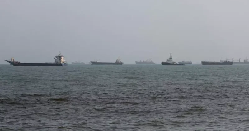 Два моряка пострадали при атаке на судно в Ормузском проливе