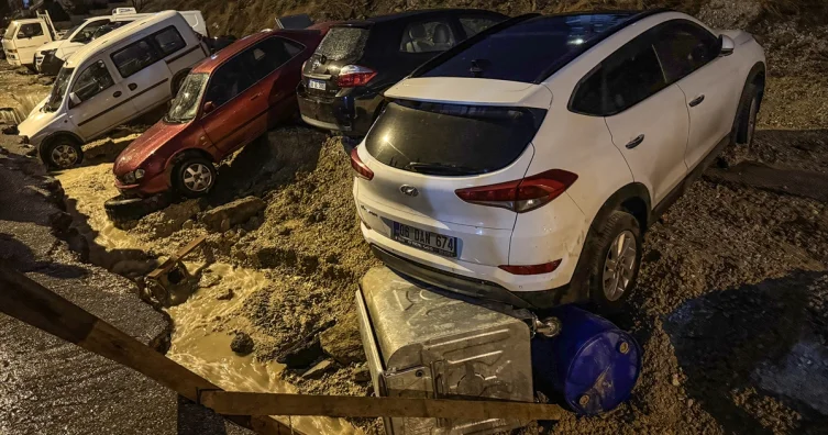 Ankarada yol çökdü: 20 avtomobilə ziyan dəyib