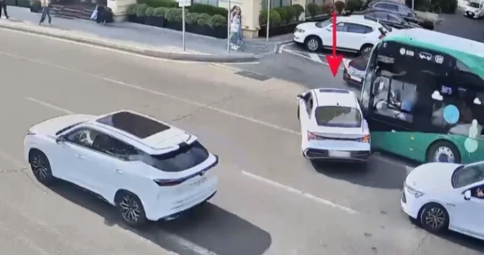 İkinci zolaqdan sağa dönənləri avtobuslar belə vurur VİDEO