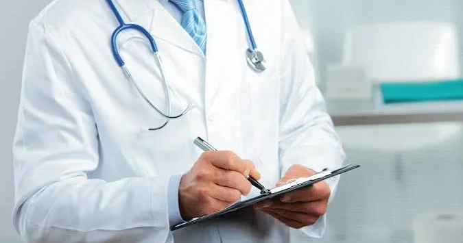 Anası infarkt olan şəxsi təhqir etdiyi deyilən həkim sükutu pozdu: Daha bir ittiham jurnalistdən gəldi