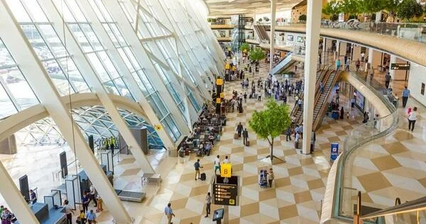 Aeroportda 20 min dollar tapdı, 3 minini dilənçilərə payladı