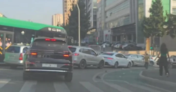 Yol boşdur, amma tıxac var: Səbəb sürücülərdir? VİDEO