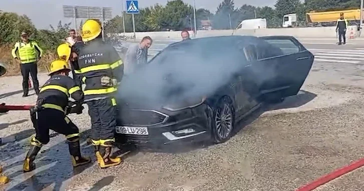 МЧС Азербайджана потушило загоревшийся автомобиль на трассе в Гобустанском районе