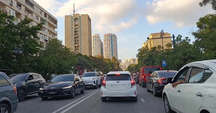 Fərdi avtomobil sayı artır; ictimai nəqliyyat sistemi necə qurulmalıdır?