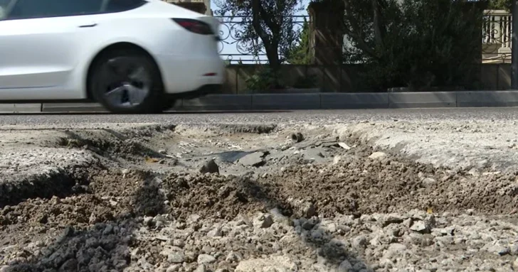 Чинят 4 раза в год, а она снова провалилась : аварийная дорога в Баку