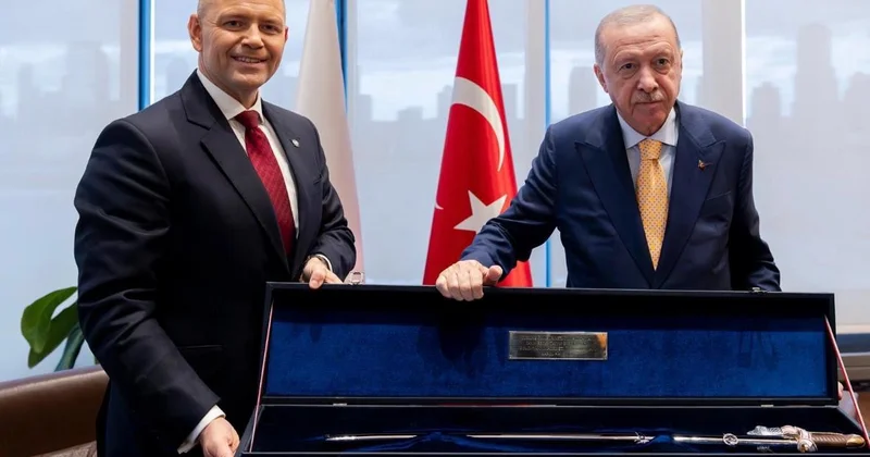 Polşa prezidenti Ərdoğana qılınc bağşladı
