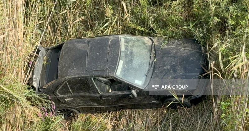 Bakı Qazax yolunda maşın kanala aşıb, xəsarət alan var FOTO