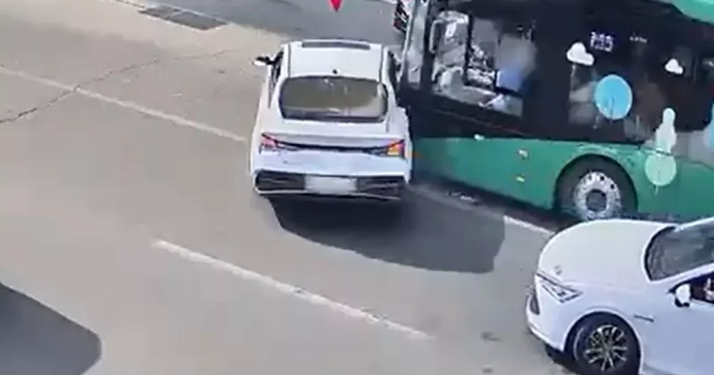 Так водители легковушек врезаются в бакинские автобусы ВИДЕО