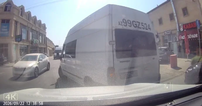 Düz xətti heçə sayan sürücü əks yola çıxıb maşınların yolunu kəsdi VİDEO