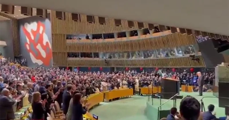 Dünya liderləri son çıxışını ayaq üstə alqışladı Video