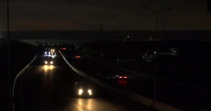 Avtomobil yolunda işıqlandırmanın olmaması qəzalara yol açır Sakinlərdən ŞİKAYƏT VİDEO