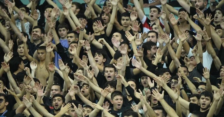 “Qarabağ” klubunun azarkeşləri separatçıların “bayrağını” zibil yeşiyinə atdılar VİDEO