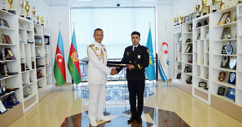 Azərbaycanlı zabitə “Tələbələrin şərəf qılıncı” təqdim edilib