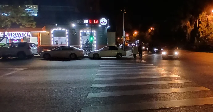Azadlıq prospektində taksi sürücüləri 5 ildir ki, yolayrıcını zəbt edir FOTO