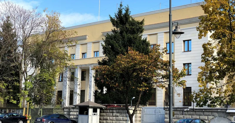 Румын под веществами пытался протаранить посольство России