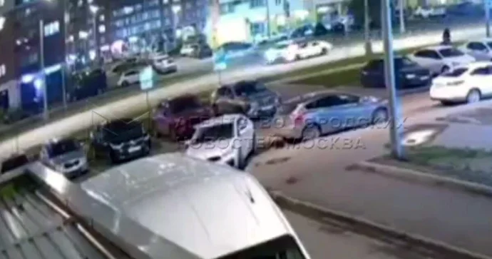 Qayda pozub qəzaya səbəb olan sürücünün maşını aşdı; xəsarət alanlar var VİDEO