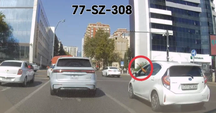 Manevr qaydasını pozub təhlükə yaratdı, sonra əlini çıxarıb narazılıq etdi VİDEO