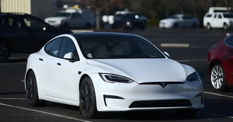 Teslanın mənfəəti rekord gəlirə baxmayaraq azaldı