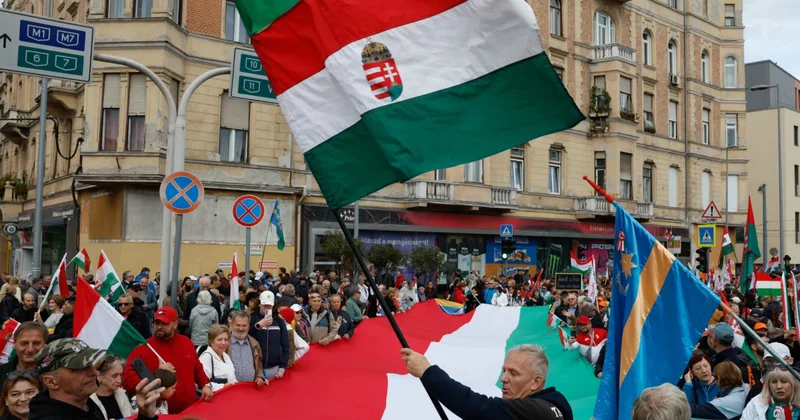 Сторонники и противники Орбана высыпали на улицы
