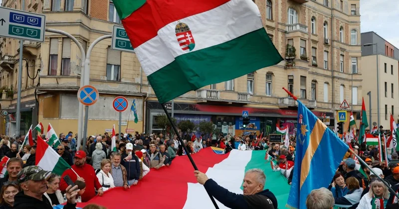 Macarıstan qarışdı: Orban tərəfdarları və əleyhdarları arasında qarşıdurma