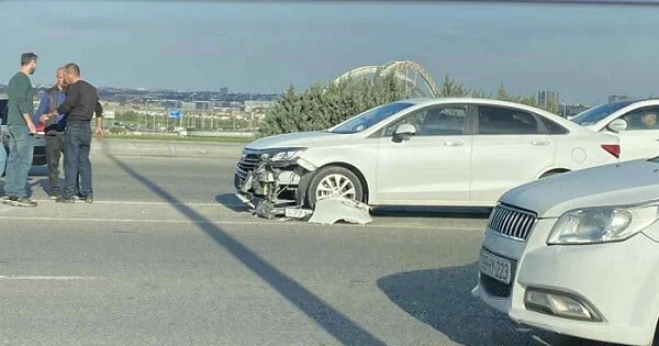 Bakıda bu yolda qəza tıxaca səbəb oldu Foto