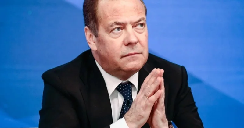 Медведев рвет и мечет: Миротворец Трамп встал на тропу войны