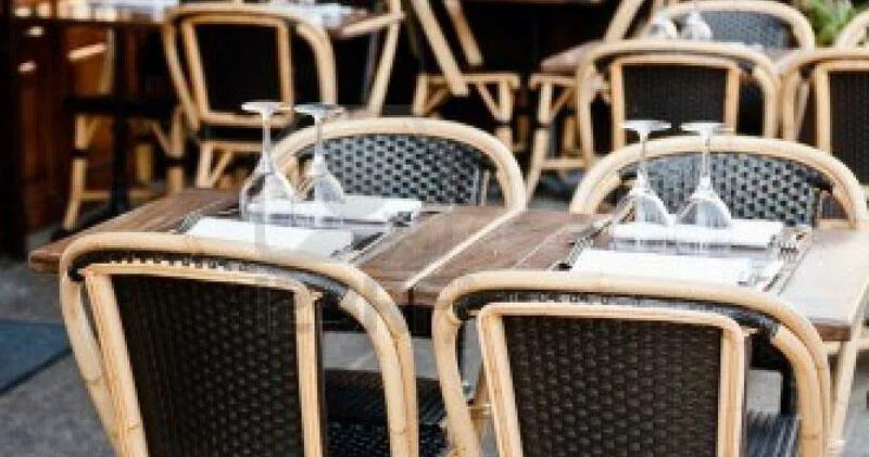 Restoranlardan 1100 dən çox stul oğurlayan dəstə saxlanıldı: Görün harada satıblar