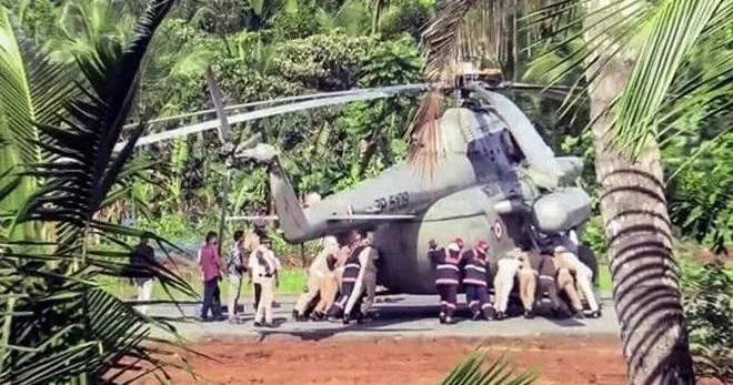Prezidentin helikopteri bataqlığa düşdü FOTO