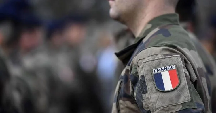 Во Франции призвали армию готовиться к военному конфликту