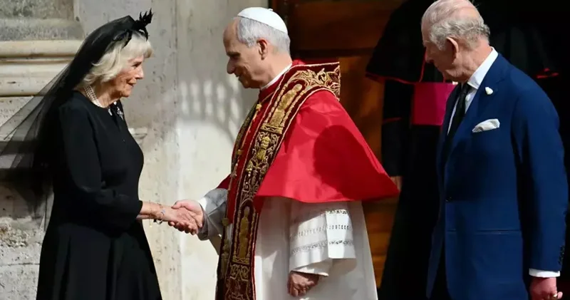 Vatikana tarixi səfər: Kraliça Papanın qarşısına niyə qara geyimdə çıxdı? (FOTO)