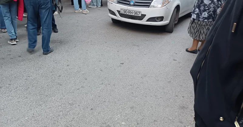 143 nömrəli məktəbin qarşısında təhlükəli vəziyyət: qapıları bağlı qalır, yol tıxanır Foto
