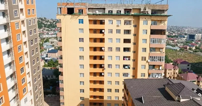 Азербайджанский госкомитет добился демонтажа надстройки к новостройке ФОТО / ВИДЕО