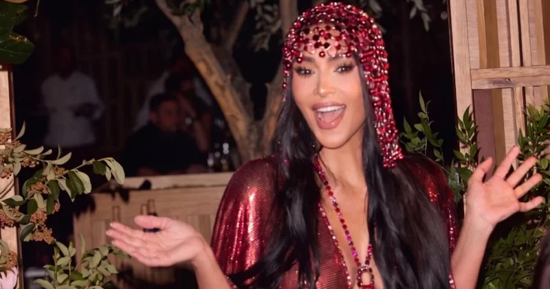 Kim Kardaşyanın ad günü geyimi gündəm oldu