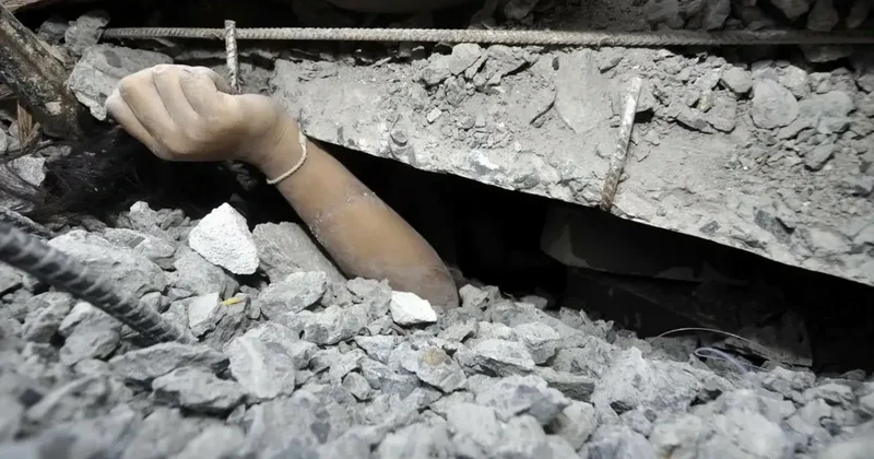 Дрон влетел в предприятие в Чернигове под завалами могут находиться люди