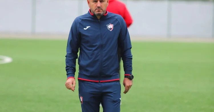 Yeni baş məşqçi ondan qabaq edilən transferlərə ağız büzdü səhvləriniz çoxdur