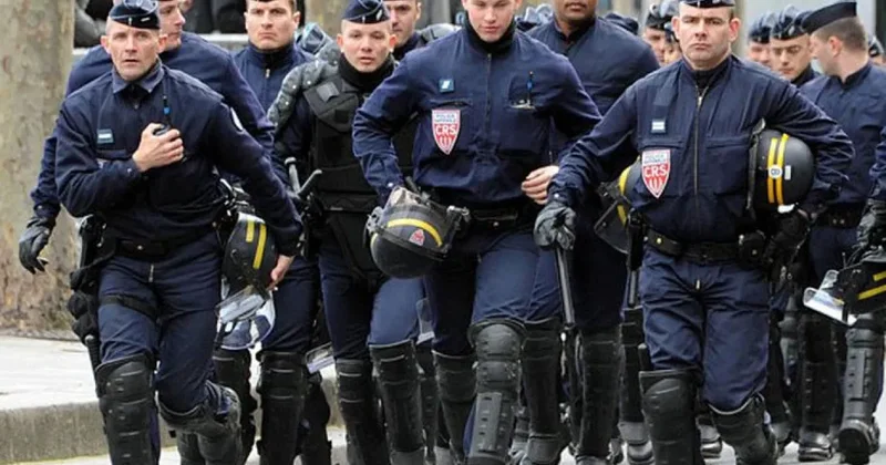 Во Франции курсантов направят на помощь в протестах