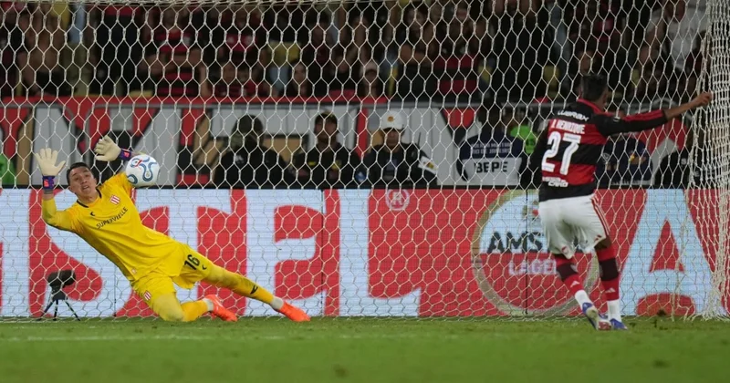 Muslera komandasını finala çıxardı 3 penalti dəf etdi VİDEO