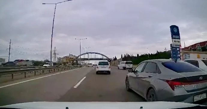 Zolağına sığmayan sürücü maşını sıxışdırıb qəza şəraiti yaratdı VİDEO