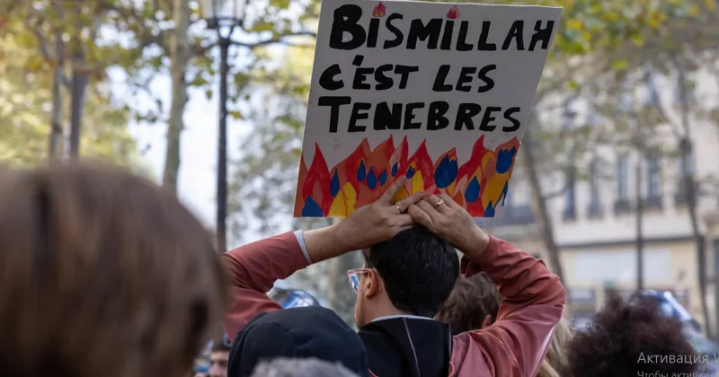 Fransada tələbələrin polisə qarşı ironik şüarı gündəm oldu