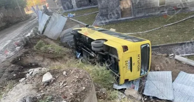 İrəvanda avtobus aşıb, 11 xarici vətəndaş xəsarət alıb